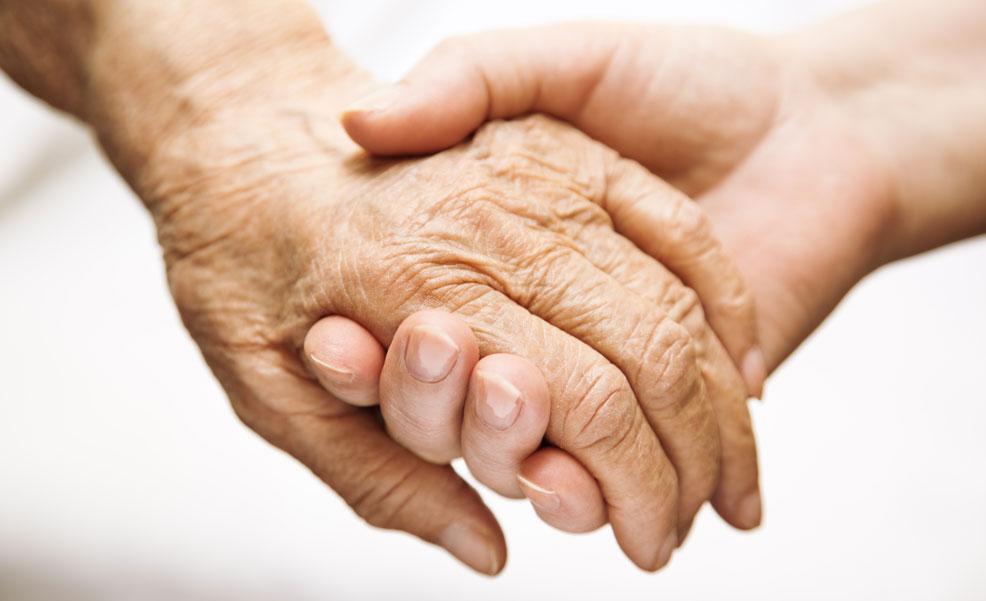 Jong en oud hand in hand