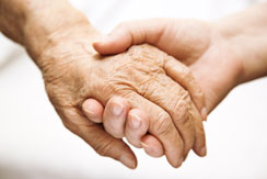 Jong en oud hand in hand