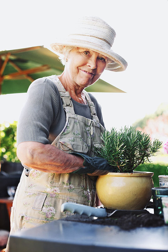 Oudere vrouw aan het werk in de tuin
